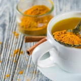 Jak začít pít zlaté mléko z kurkumy